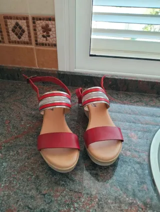 Sandalias rojas y beige de cuña
