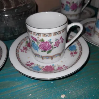 Juego de té: tetera y 6 tazas con platos