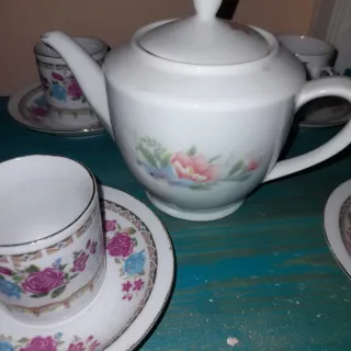 Juego de té: tetera y 6 tazas con platos