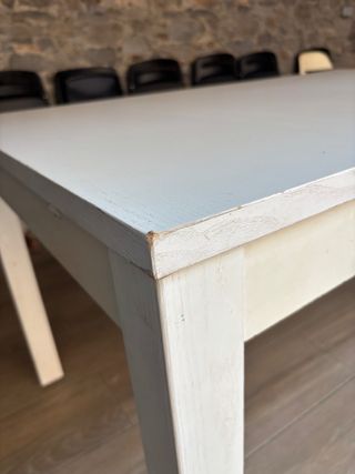 Mesa de comedor blanca de madera