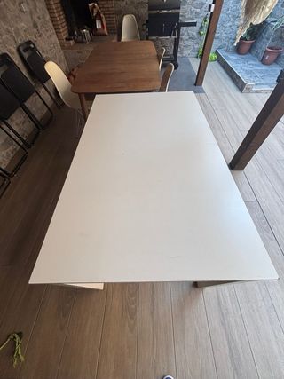 Mesa de comedor blanca de madera