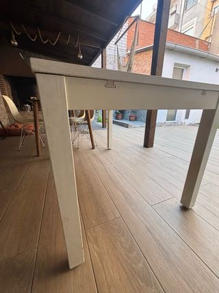 Mesa de comedor blanca de madera