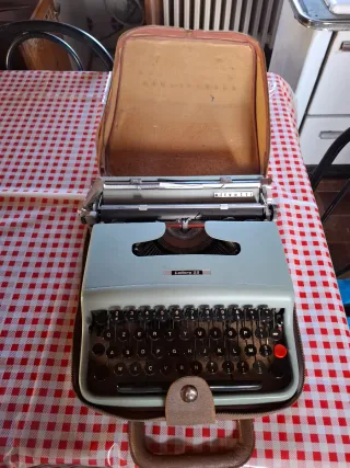 Macchina da scrivere Olivetti Lettera 22