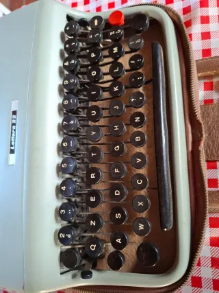 Macchina da scrivere Olivetti Lettera 22