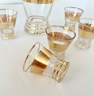 Set bottiglia e bicchierini vintage dorati