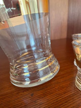 Set bottiglia e bicchierini vintage dorati