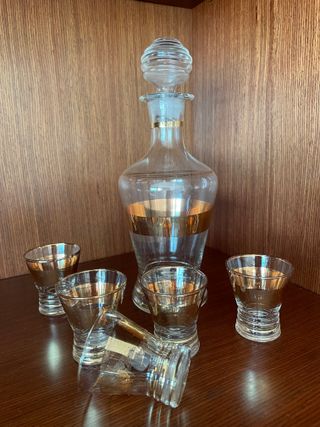 Set bottiglia e bicchierini vintage dorati