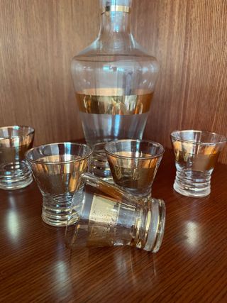 Set bottiglia e bicchierini vintage dorati