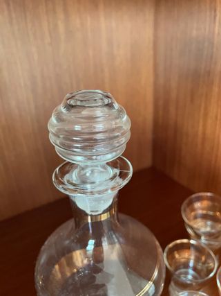 Set bottiglia e bicchierini vintage dorati