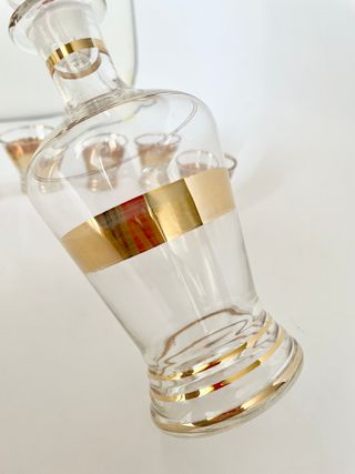 Set bottiglia e bicchierini vintage dorati