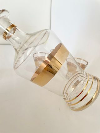 Set bottiglia e bicchierini vintage dorati