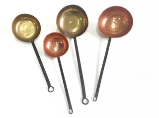 Conjunto de cucharones antiguos de cobre y bronce