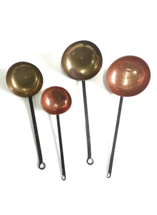 Conjunto de cucharones antiguos de cobre y bronce