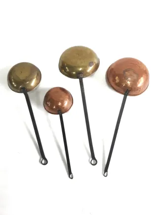 Conjunto de cucharones antiguos de cobre y bronce