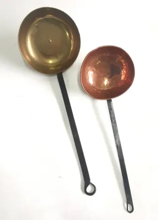 Conjunto de cucharones antiguos de cobre y bronce