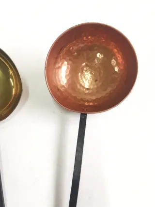 Conjunto de cucharones antiguos de cobre y bronce