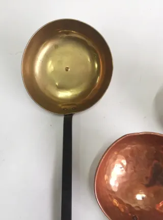 Conjunto de cucharones antiguos de cobre y bronce