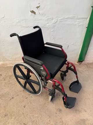 Silla de ruedas plegable roja marca Brezzy