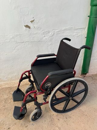 Silla de ruedas plegable roja marca Brezzy