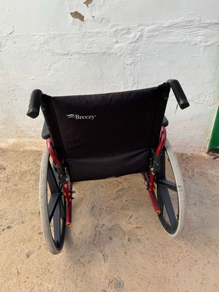 Silla de ruedas plegable roja marca Brezzy