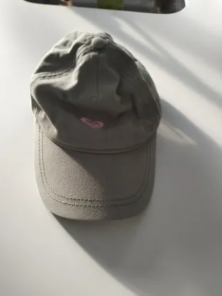 Gorra Roxy verde con Corazón Rosa