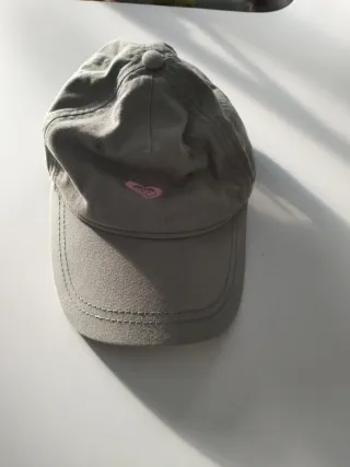 Gorra Roxy verde con Corazón Rosa