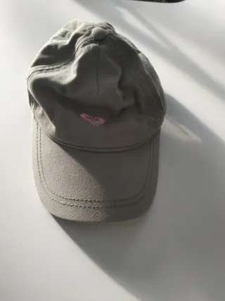 Gorra Roxy verde con Corazón Rosa