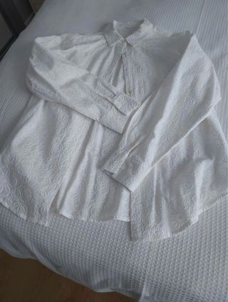 Blusa blanca con bordado