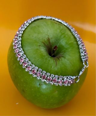 Pulsera plateada con piedras rosas