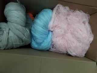 Caja de lana con madejas con manchas