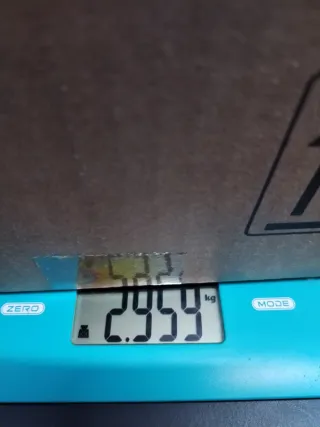 Caja de lana con madejas con manchas