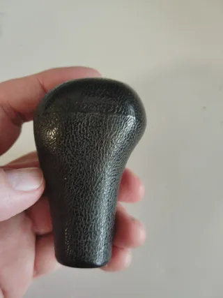 Pomo palanca cambio coche clásico.