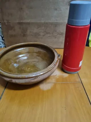 Cazuela de barro y termo rojo