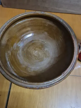 Cazuela de barro y termo rojo