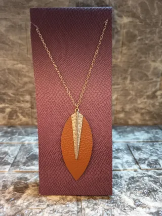 Collana con ciondolo a forma di piuma