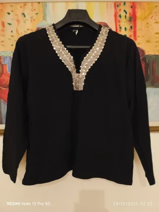 Camiseta negra con escote V y pedrería