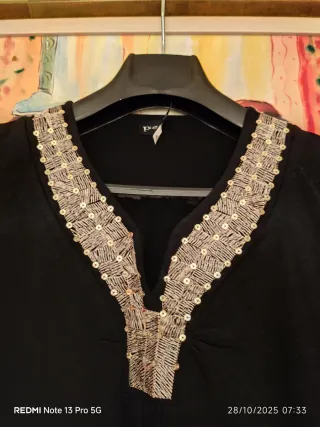 Camiseta negra con escote V y pedrería