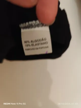 Camiseta negra con escote V y pedrería