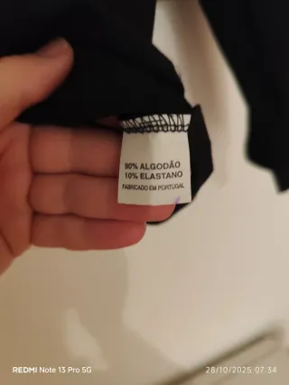 Camiseta negra con escote V y pedrería