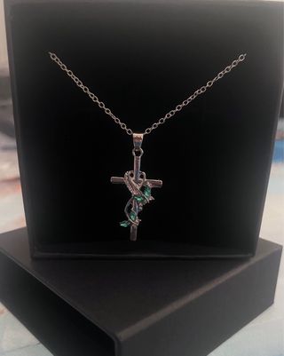Collana con croce e pietre verdi