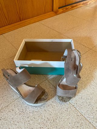 Sandalias beige tacón plataforma