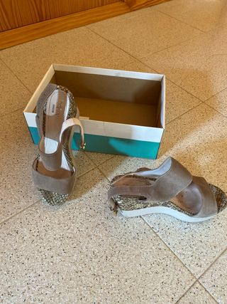 Sandalias beige tacón plataforma