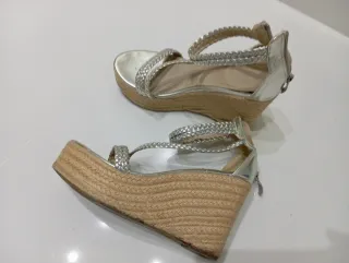 Sandalias cuña plateadas y beige