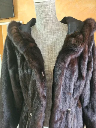 Abrigo de piel con capucha