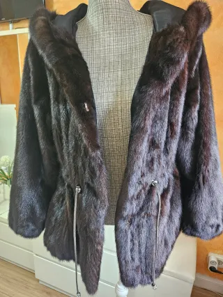 Abrigo de piel con capucha