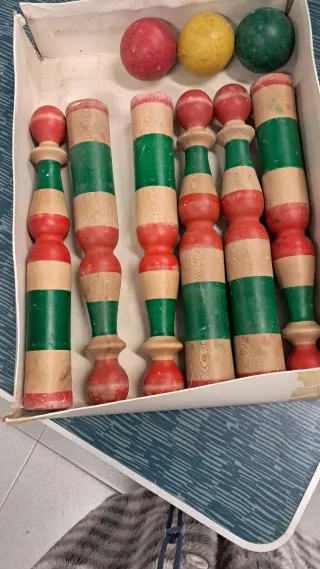 Joc de bitlles de fusta. Tenen molts anys