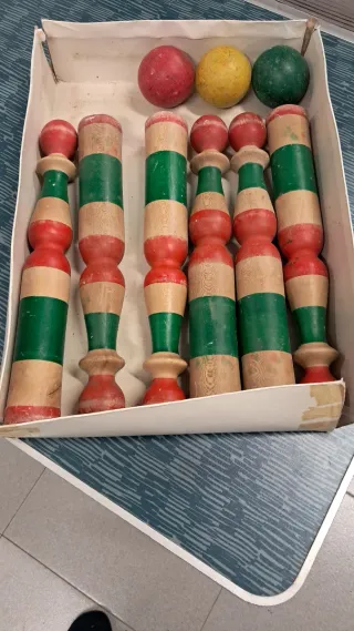 Joc de bitlles de fusta. Tenen molts anys