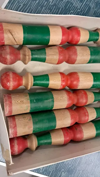 Joc de bitlles de fusta. Tenen molts anys