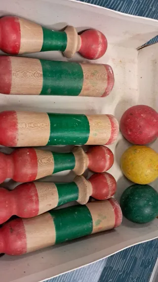 Joc de bitlles de fusta. Tenen molts anys