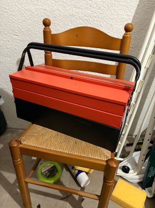 Caja de herramientas metálica naranja y negra